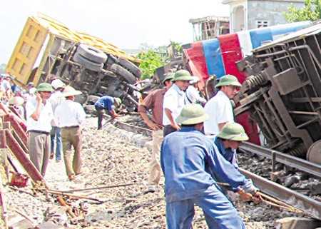 Railway traffic was disrupted on August 6 when three carriages of the Thong Nhat train were derailed after it hit a truck in Ha Nam Province. (Photo:SGGP) Railway traffic was disrupted on August 6 when three carriages of the Thong Nhat train were derailed after it hit a truck in Ha Nam Province. (Photo:SGGP)